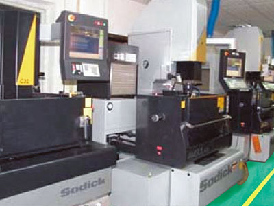 鏡面火花機區(qū)_深圳注塑加工_深圳塑膠模具